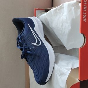 NWT NIKE DOWNSHIFTER 11 MEN'S MIDNIGHT NAVY/WHITE RUNNING SHOES SIZE  10.5